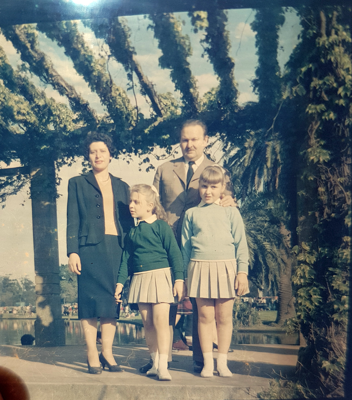 1963. Reside en España y realiza exposiciones de grabado